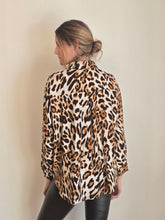 Cargar imagen en el visor de la galería, BLUSA LINO ANIMAL PRINT