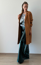 Cargar imagen en el visor de la galería, Pantalón ancho verde metalizado visto de perfil