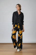 Cargar imagen en el visor de la galería, Pantalon Terciopelo Flores Amarillas
