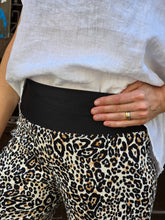 Cargar imagen en el visor de la galería, Detalle pretina negra elástica en pantalón animal print blanco — tiro alto Fran del Solar.
