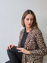 Cargar imagen en el visor de la galería, CHAQUETA ANIMAL PRINT