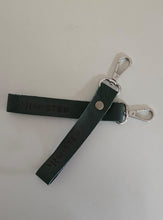 Cargar imagen en el visor de la galería, LLAVEROS DE CUERO CON MOSQUETÓN ROTATORIO