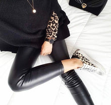 Cargar imagen en el visor de la galería, LEGGING CUERINA FORRADA NEGRA (pretina con elástico)
