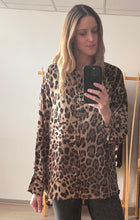 Cargar imagen en el visor de la galería, BLUSA SOFIA ANIMAL PRINT