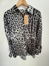 Cargar imagen en el visor de la galería, Blusa Satin Animal Print