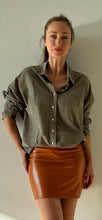 Cargar imagen en el visor de la galería, Modelo usando falda corta de cuerina croco camel tiro alto Fran del Solar