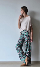 Cargar imagen en el visor de la galería, PANTALON LYCRA ANIMAL PRINT VERDE