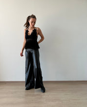 Cargar imagen en el visor de la galería, Pantalón Cuerina Negro Forrado