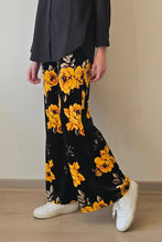 Cargar imagen en el visor de la galería, Pantalon Terciopelo Flores Amarillas