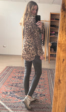 Cargar imagen en el visor de la galería, Blusa Satin Animal Print