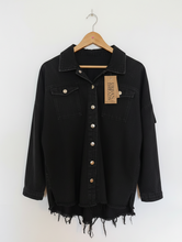 Cargar imagen en el visor de la galería, CHAQUETA JEANS NEGRA