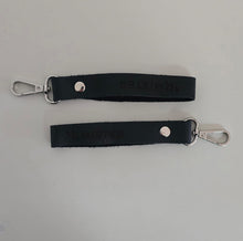 Cargar imagen en el visor de la galería, LLAVEROS DE CUERO CON MOSQUETÓN ROTATORIO
