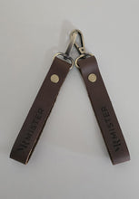 Cargar imagen en el visor de la galería, LLAVEROS DE CUERO CON MOSQUETÓN ROTATORIO