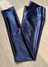 Cargar imagen en el visor de la galería, LEGGING LYCRA AZUL MARINO METALIZADA