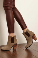 Cargar imagen en el visor de la galería, Legging de cuerina café moro con botines, vista lateral