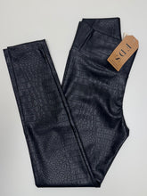 Cargar imagen en el visor de la galería, Detalle textura croco legging negro