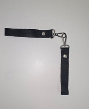 Cargar imagen en el visor de la galería, LLAVEROS DE CUERO CON MOSQUETÓN ROTATORIO