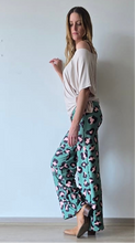 Cargar imagen en el visor de la galería, Pantalón lycra animal print verde fluido, tiro alto, en movimiento