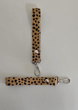 Cargar imagen en el visor de la galería, LLAVEROS DE CUERO CON MOSQUETÓN ROTATORIO
