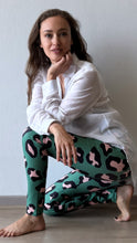 Cargar imagen en el visor de la galería, LEGGING LYCRA ANIMAL PRINT VERDE