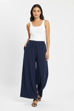 Cargar imagen en el visor de la galería, Pantalón ancho azul marino mujer look elegante