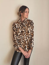 Cargar imagen en el visor de la galería, BLUSA LINO ANIMAL PRINT