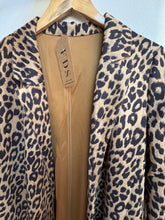 Cargar imagen en el visor de la galería, CHAQUETA ANIMAL PRINT