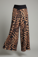 Cargar imagen en el visor de la galería, Pantalón Sofía Animal Print Café
