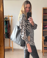 Cargar imagen en el visor de la galería, Blusa Satin Animal Print