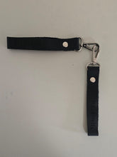 Cargar imagen en el visor de la galería, LLAVEROS DE CUERO CON MOSQUETÓN ROTATORIO