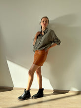 Cargar imagen en el visor de la galería, Vista lateral falda cuerina croco camel mujer Fran del Solar