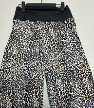 Cargar imagen en el visor de la galería, Pantalón animal print blanco fluido, ideal para looks urbanos — Fran del Solar.