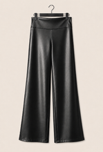 Cargar imagen en el visor de la galería, Pantalón Cuerina Negro Forrado