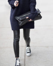 Cargar imagen en el visor de la galería, LEGGING CUERINA NEGRA CON BRILLO