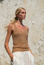 Cargar imagen en el visor de la galería, Mujer con Polera Hilo Camel sin mangas | Fran del Solar