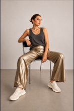 Cargar imagen en el visor de la galería, Pantalón Cuerina Mujer Dorado Metálico Tiro Alto – Fran del Solar, vista 2