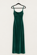 Cargar imagen en el visor de la galería, Vestido largo terciopelo verde – Fran del Solar, vista 3