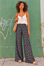 Cargar imagen en el visor de la galería, Pantalón Animal Print Gris Estampado