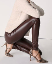 Cargar imagen en el visor de la galería, LEGGING CUERINA FORRADA CAFE (pretina con elástico)