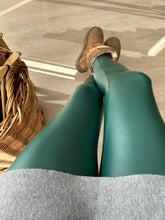 Cargar imagen en el visor de la galería, LEGGING CUERINA FORRADA VERDE