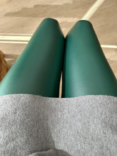 Cargar imagen en el visor de la galería, LEGGING CUERINA FORRADA VERDE
