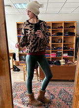 Cargar imagen en el visor de la galería, LEGGING CUERINA FORRADA VERDE