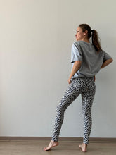 Cargar imagen en el visor de la galería, Vista lateral legging blanco tiro alto ajuste al cuerpo
