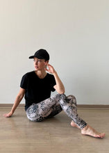 Cargar imagen en el visor de la galería, Legging Lycra Animal Print Cafe