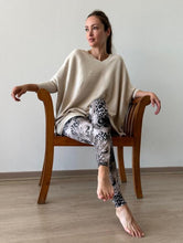 Cargar imagen en el visor de la galería, Legging animal print café combinado con sweater beige