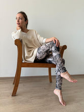 Cargar imagen en el visor de la galería, Detalle legging lycra animal print café mujer
