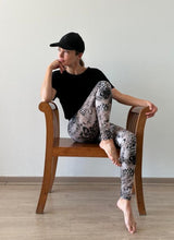 Cargar imagen en el visor de la galería, Mujer usando legging lycra animal print café tiro alto Fran del Solar