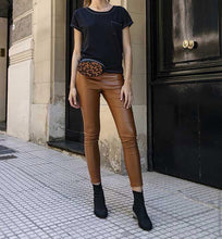 Cargar imagen en el visor de la galería, LEGGING CUERINA CAMEL