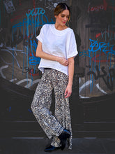 Cargar imagen en el visor de la galería, Mujer usando pantalón ancho blanco con estampado animal, tiro alto — Fran del Solar.