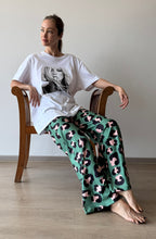 Cargar imagen en el visor de la galería, Pantalón lycra animal print verde tiro alto, prenda completa sobre fondo neutro